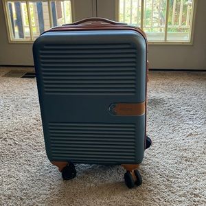 Dejuno Legion 21” carry on luggage